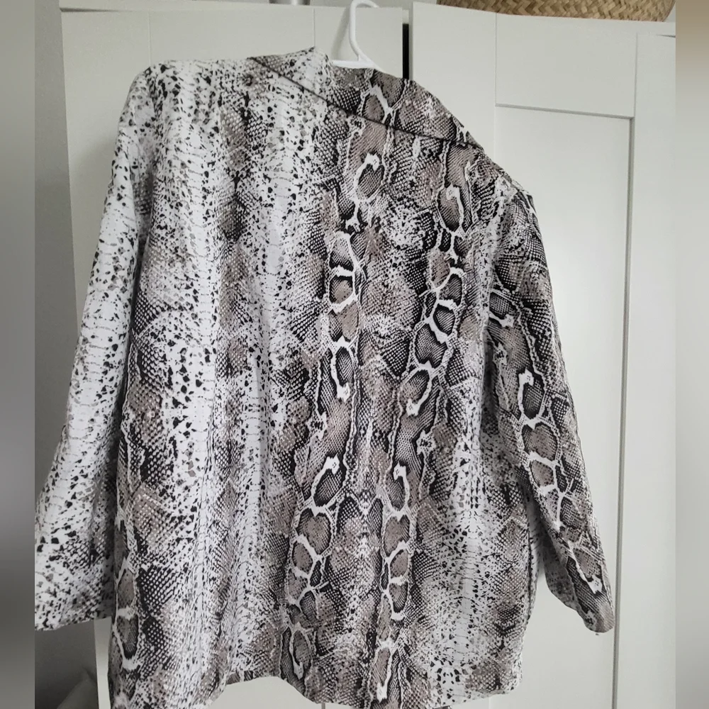 Chico's  Snake Print Black and White Blazer - M 8